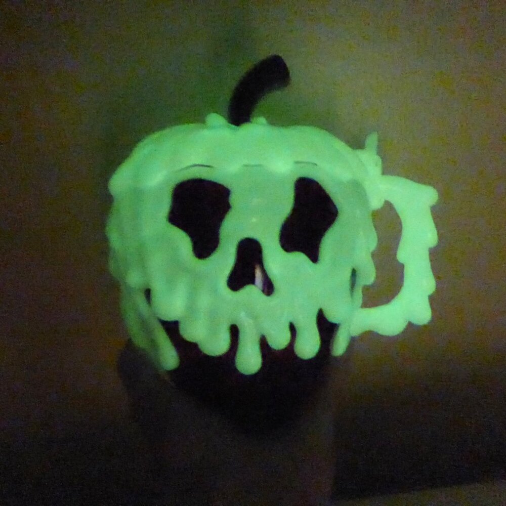 NEW 2015 DISNEY PARKS POISON APPLE STEIN MUG SNOW WHITE EVIL QUEEN GLOW IN DARK - Picture 4 of 11